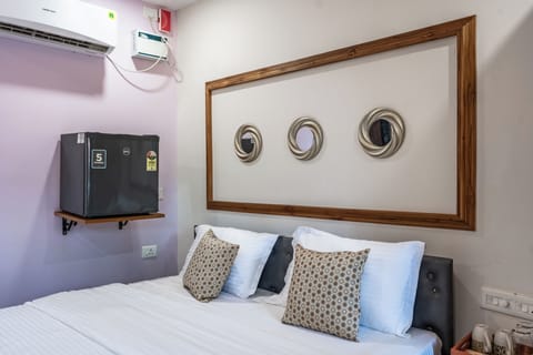 Deluxe Double Room, Pool View | Soundproofing, iron/ironing board, free WiFi