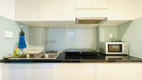 Deluxe Studio, Balcony, City View | Private kitchen | Fridge, stovetop