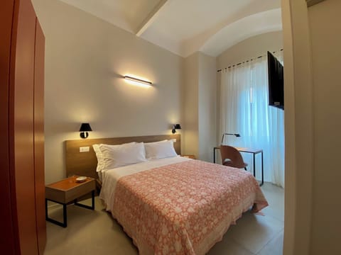 Standard Room | In-room safe, desk, laptop workspace, soundproofing