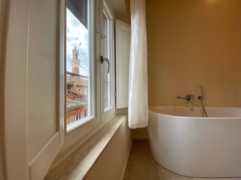 Superior Room, City View | Bathroom | Free toiletries, hair dryer, slippers, bidet