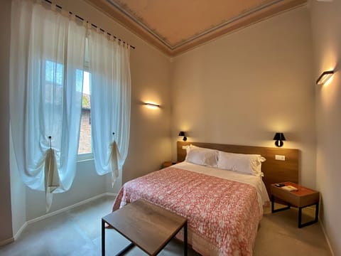 Standard Room | In-room safe, desk, laptop workspace, soundproofing