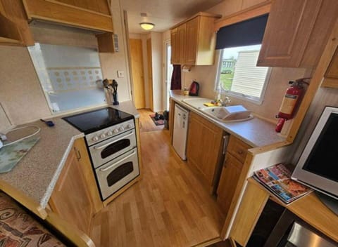 Chalet | Private kitchen | Fridge, microwave, oven, stovetop