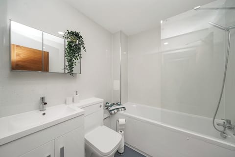 Apartment | Bathroom | Shower, towels