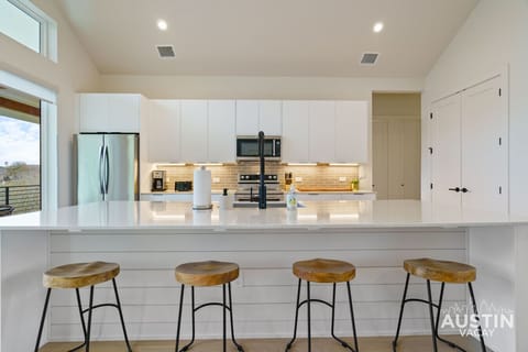 For morning coffee chats, meal prep marathons, or just pretending you’re on a cooking show. This island’s got you covered.