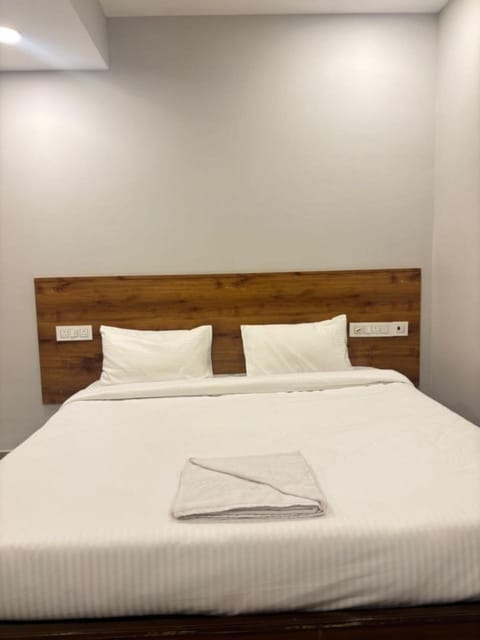 Deluxe Double Room, City View | Free WiFi, bed sheets