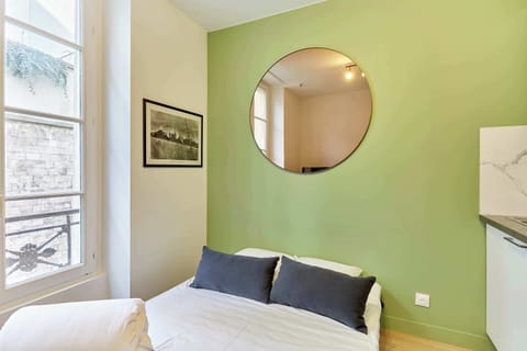 Pièce principale avec canapé lit, TV et cuisine