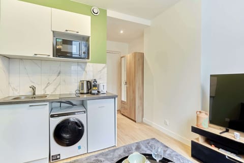 Pièce principale avec canapé lit, TV et cuisine