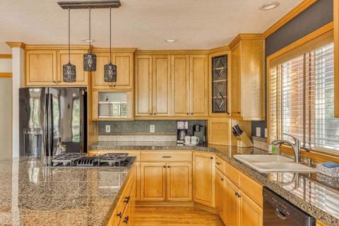 Bright & functional kitchen - everything you need is right here!