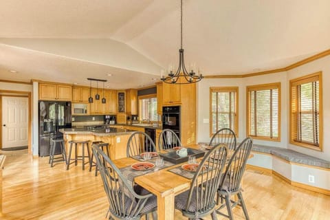 Cook, eat, and repeat! This kitchen & dining area is perfect for groups.