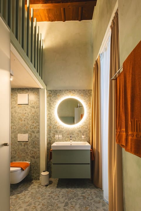 Junior Suite | Bathroom | Shower, hair dryer, towels, soap