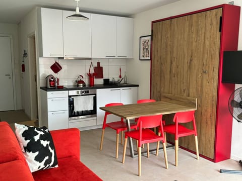 Studio, 1 Bedroom, Balcony | Dining room