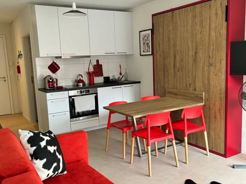 Studio, 1 Bedroom, Balcony | Dining room