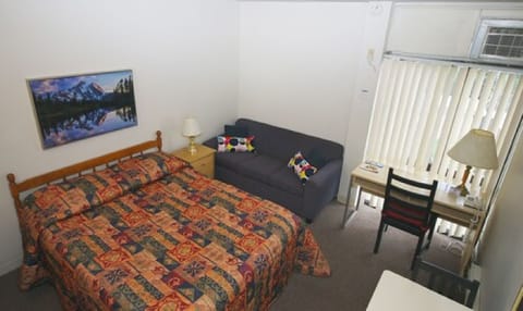 Standard Room, 1 Queen Bed | Desk, soundproofing, cribs/infant beds, rollaway beds