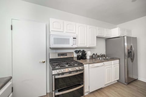 Apartment, Multiple Beds, Kitchen (Grand Elm Suite 1) | Private kitchen | Fridge, microwave, oven, stovetop