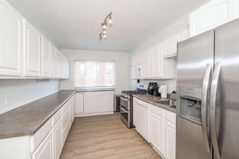 Apartment, Multiple Beds, Kitchen (Grand Elm Suite 1) | Private kitchen | Fridge, microwave, oven, stovetop