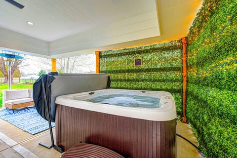 Indoor spa tub