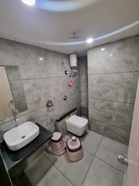 Deluxe Double Room, City View | Bathroom | Shower, free toiletries, towels, soap