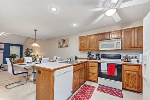 Townhome, 3 Bedrooms | Private kitchen | Fridge, oven, coffee/tea maker, toaster