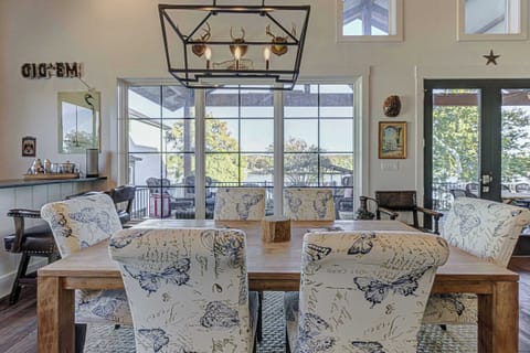 Dining table with seating for 6