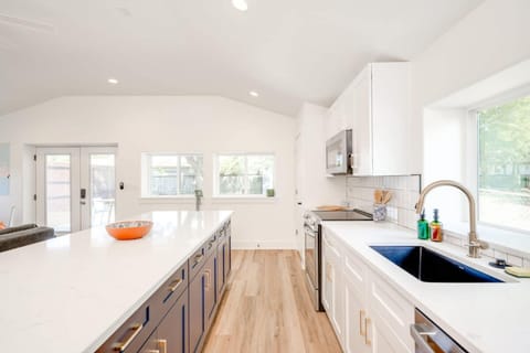 House | 3 bedrooms, desk, Internet