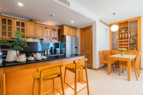 Deluxe Apartment, 3 Bedrooms, City View | Private kitchen | Fridge, stovetop