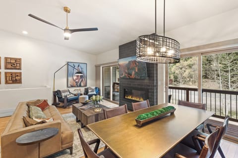 Open concept living, dining, kithcen