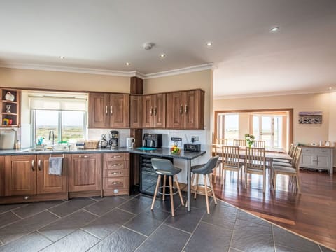 Window, Facade, Architecture, Door, Home, Estate, Mansion, Sash Window, Balcony, Villa