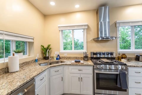 Cook together with the whole group in this spacious kitchen. Enjoy a high-end gas stove, a convenient double sink, & plenty of counter space for all your culinary adventures. Natural light & scenic views make this kitchen a delightful gathering spot
