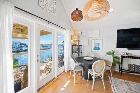 Dining table with seating for 5 guests