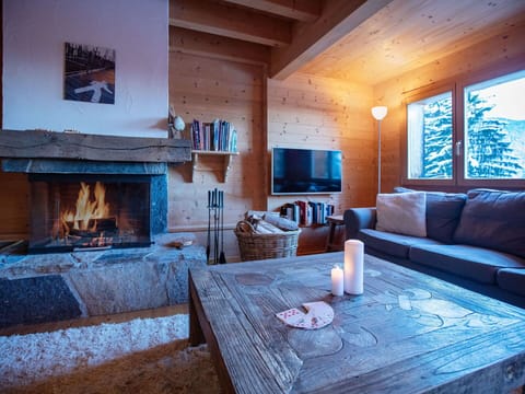Wood, Furniture, Interior Design, Room, Living Room, Ceiling, Winter, Hardwood, Freezing, Cottage