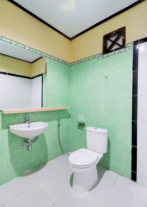 Deluxe Double Room | Bathroom | Shower, free toiletries, towels, soap