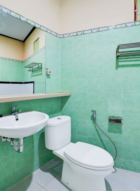 Deluxe Twin Room | Bathroom | Shower, free toiletries, towels, soap