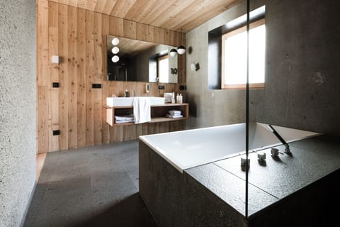 Deluxe Suite, 1 Double Bed, City View, Annex Building | Bathroom | Free toiletries, hair dryer, bathrobes, slippers