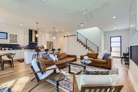 Inviting living space with warm lighting and thoughtfully chosen accents.