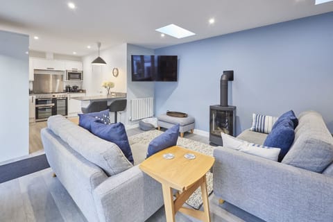 House | 2 bedrooms, desk