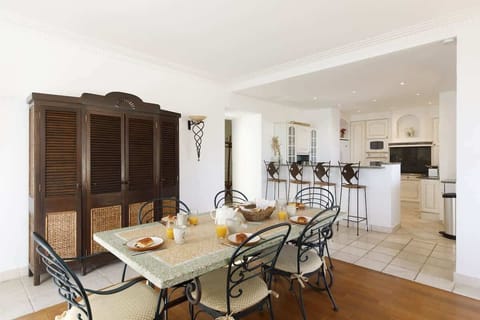 Seating area, Kitchen