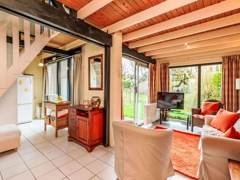 Furniture, Wood Stain, Chair, Hardwood, Resort, Houseplant, Design, Living Room, Eco Hotel