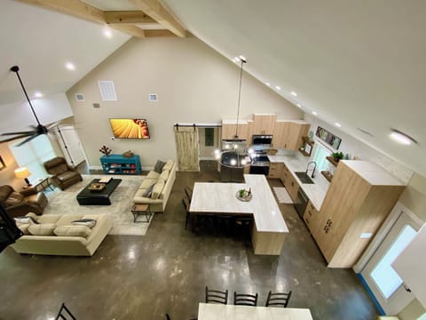 American Honey - Open concept with 30' vaulted ceiling, beams, big fans, upscale furnishings & more!!