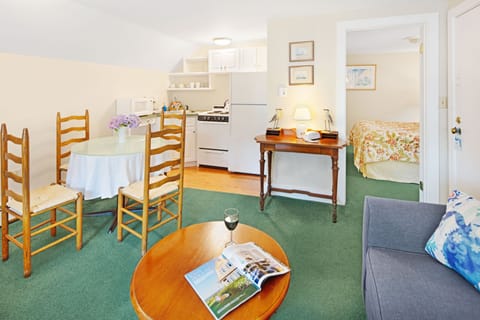Deluxe Suite, 1 Queen Bed with Sofa bed | Private kitchen | Fridge, microwave, oven, stovetop