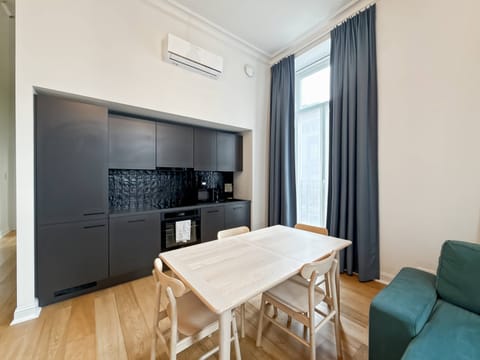 Apartment, 1 Bedroom, Balcony, City View | Dining room
