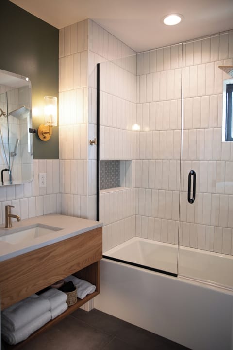 Luxury Studio Suite | Bathroom | Hair dryer, towels, soap, shampoo