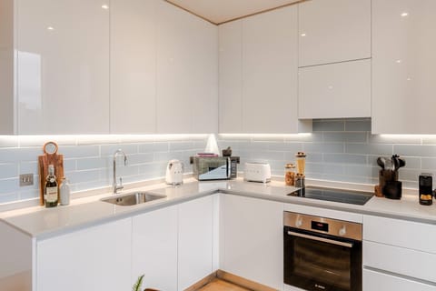 Family Apartment, City View | Private kitchen