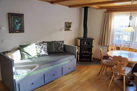 Wohnzimmer mit Sofa und Kaminofen