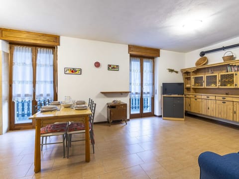 Shrub, Residential Area, Porch, Garden, Balcony, Shade, Outdoor Furniture, Yard, Chair, Landscaping