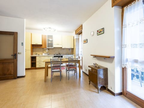 Shrub, Residential Area, Porch, Garden, Balcony, Shade, Outdoor Furniture, Yard, Chair, Landscaping