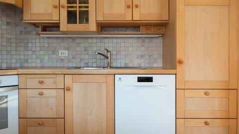 Apartment (1 Bedroom) | Private kitchenette | Fridge, oven, stovetop, dishwasher