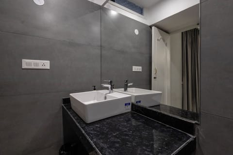 Deluxe Double Room | Bathroom | Shower, free toiletries, hair dryer, slippers