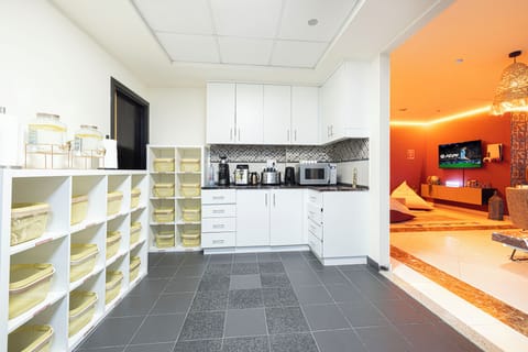 Full-size fridge, microwave, oven, stovetop