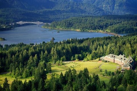 Overlooking the Columbia River, Skamania Lodge provides an idyllic setting for relaxation and adventure.
