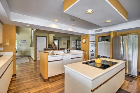 Large Open Kitchen with Walkin Pantry - Easy access to pool and outside dining areas